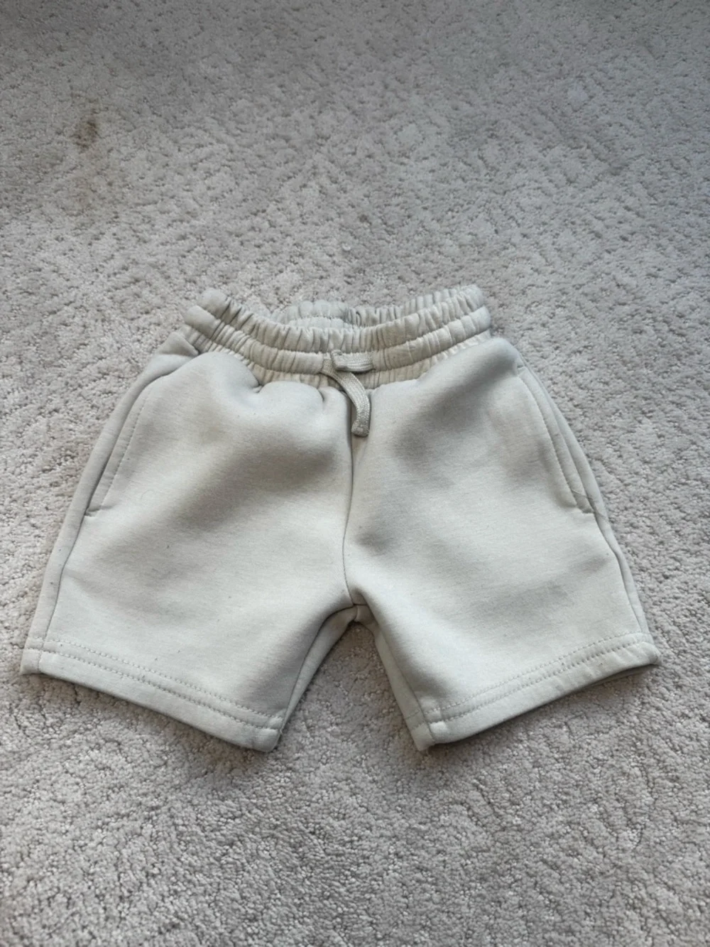 Stitch & Stone 2 piece cream sweatshirt & shorts set size 2T